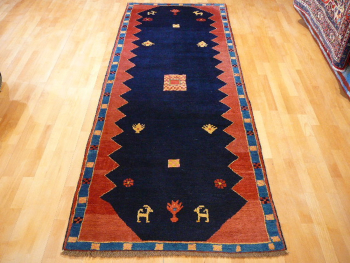 Gabbeh rugs are knotted by the Lori nomads. This nomadic tribe belongs to the Bachtiari tribal group. 13361 Djoharian Collection