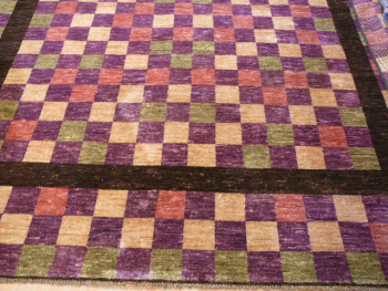 Wohnzimmer Teppich modern, ca. 300 x 250 cm  Farben: Lila, Koralle, Oliv, Nutzschicht: Feine, handgesponnene Neuseelandwolle kurzer Flor. 13889