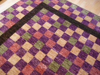 Wohnzimmer Teppich modern, ca. 300 x 250 cm  Farben: Lila, Koralle, Oliv, Nutzschicht: Feine, handgesponnene Neuseelandwolle kurzer Flor. 13889