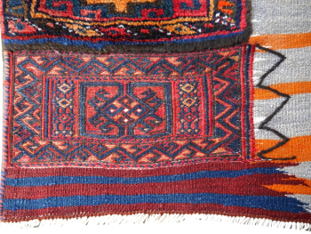 Preview: Bachtiari Soumak Sattel Teppich alt 118 x 102 cm handgeknüpft, handgewebt und handbestickt.