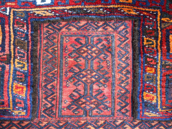 Bachtiari Soumak Sattel Teppich alt 118 x 102 cm handgeknüpft, handgewebt und handbestickt.