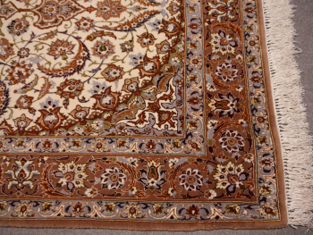 Entdecken Sie den luxuriösen Isfahan Teppich Beige mit Seide – ein hochwertiger Perserteppich, der zeitlose Eleganz und wohnliche Atmosphäre. Djoharian Collection 14427