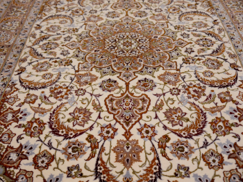 Entdecken Sie den luxuriösen Isfahan Teppich Beige mit Seide – ein hochwertiger Perserteppich, der zeitlose Eleganz und wohnliche Atmosphäre. Djoharian Collection 14427