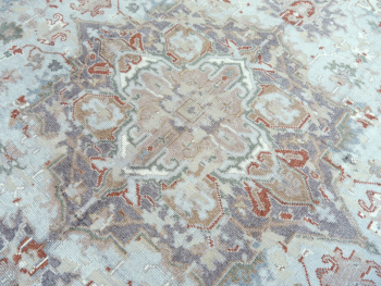 Shop a luxurious Heriz living room rug, hand-knotted in India. Beige & blue tones, 360 x 280 cm, made from wool & viscose. Perfect for your home!