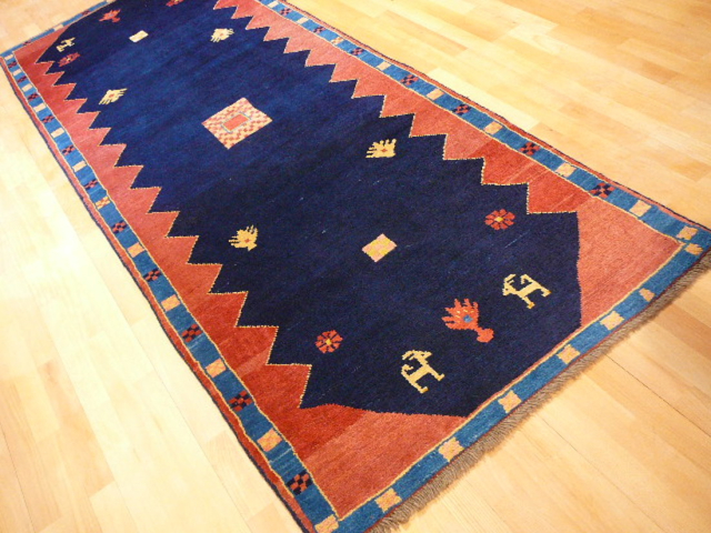 Gabbeh rugs are knotted by the Lori nomads. This nomadic tribe belongs to the Bachtiari tribal group. 13361 Djoharian Collection