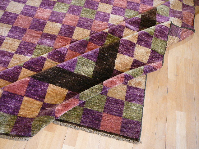 Wohnzimmer Teppich modern, ca. 300 x 250 cm  Farben: Lila, Koralle, Oliv, Nutzschicht: Feine, handgesponnene Neuseelandwolle kurzer Flor. 13889