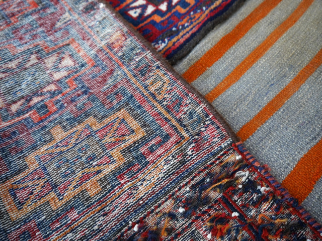 Bachtiari Soumak Sattel Teppich alt 118 x 102 cm handgeknüpft, handgewebt und handbestickt.