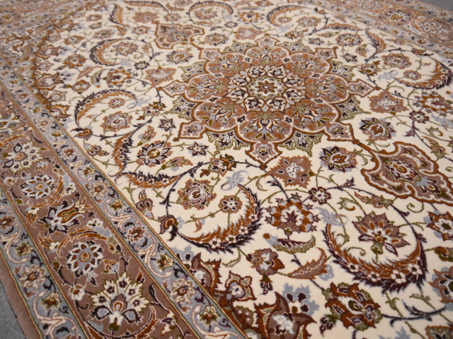 Entdecken Sie den luxuriösen Isfahan Teppich Beige mit Seide – ein hochwertiger Perserteppich, der zeitlose Eleganz und wohnliche Atmosphäre. Djoharian Collection 14427