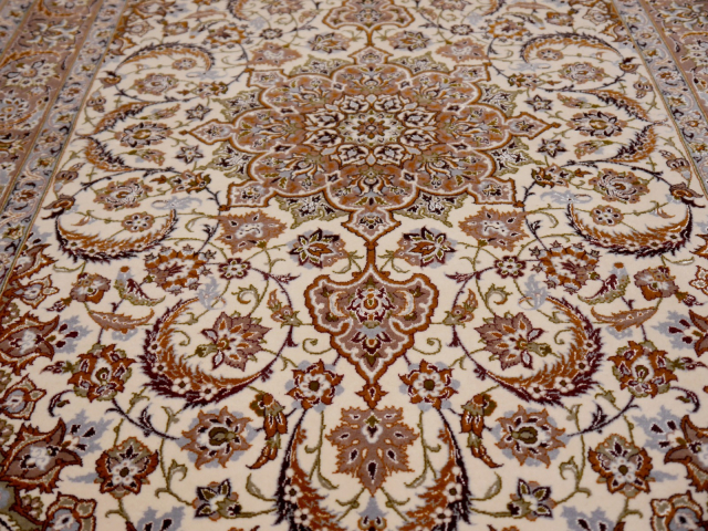 Entdecken Sie den luxuriösen Isfahan Teppich Beige mit Seide – ein hochwertiger Perserteppich, der zeitlose Eleganz und wohnliche Atmosphäre. Djoharian Collection 14427