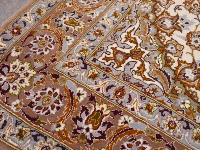 Entdecken Sie den luxuriösen Isfahan Teppich Beige mit Seide – ein hochwertiger Perserteppich, der zeitlose Eleganz und wohnliche Atmosphäre. Djoharian Collection 14427