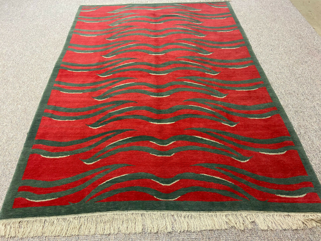 Tibet Teppich Tiger 270 x 190 cm aus Wolle, Designerteppich 16042. Tiger Teppiche werden in Nepal von exzellenten Knüpfern hergestellt. Djoharian Collection