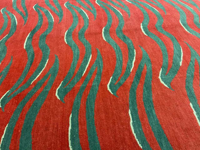 Tibet Teppich Tiger 270 x 190 cm aus Wolle, Designerteppich 16042. Tiger Teppiche werden in Nepal von exzellenten Knüpfern hergestellt. Djoharian Collection