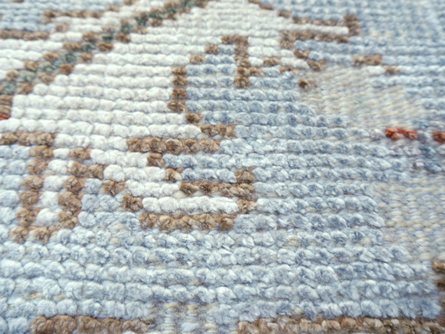 Shop a luxurious Heriz living room rug, hand-knotted in India. Beige & blue tones, 360 x 280 cm, made from wool & viscose. Perfect for your home!