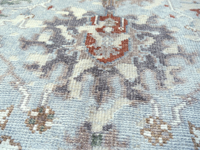 Shop a luxurious Heriz living room rug, hand-knotted in India. Beige & blue tones, 360 x 280 cm, made from wool & viscose. Perfect for your home!