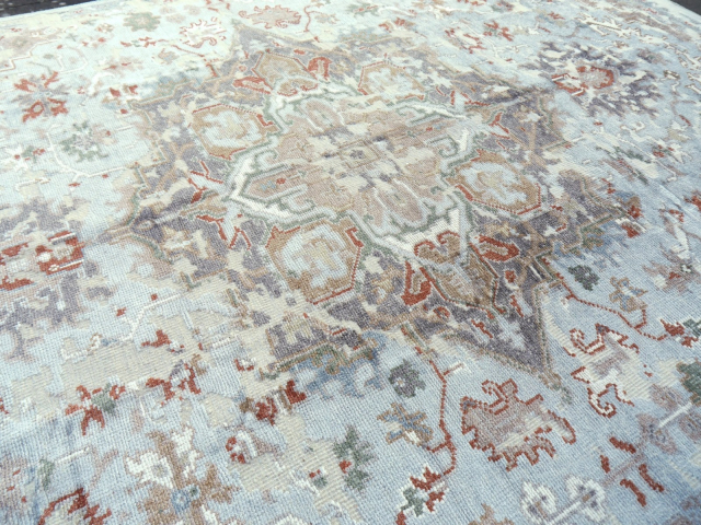 Shop a luxurious Heriz living room rug, hand-knotted in India. Beige & blue tones, 360 x 280 cm, made from wool & viscose. Perfect for your home!